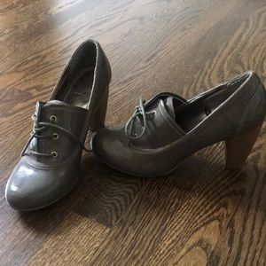 Grey paten leather woodblock heel